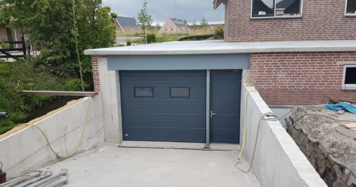 nieuwe garagedeur met aparte loopdeur